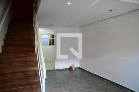 Sala de casa de condomínio para alugar com 3 quartos, 90m² em Jardim Guerreiro, Cotia