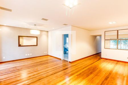 Casa de condomínio para alugar com 225m², 4 quartos e 3 vagasSala