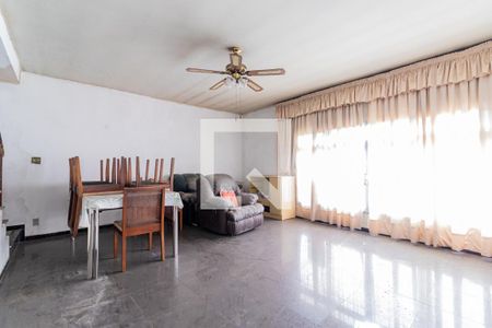 Casa à venda com 215m², 3 quartos e 3 vagasSala