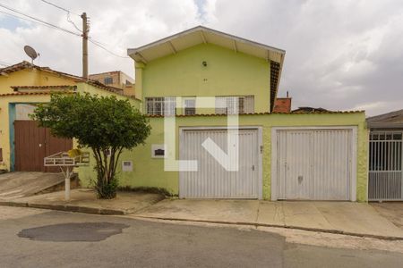 Casa à venda com 600m², 3 quartos e 2 vagas Casa à venda com 600m², 3 quartos e 2 vagasFachada