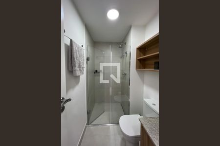 Banheiro de kitnet/studio para alugar com 1 quarto, 25m² em Indianópolis, São Paulo