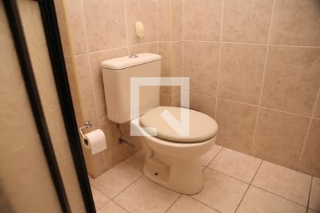 Banheiro de apartamento para alugar com 1 quarto, 62m² em Guilhermina, Praia Grande