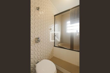 Banheiro social de apartamento à venda com 1 quarto, 51m² em Floresta, Porto Alegre