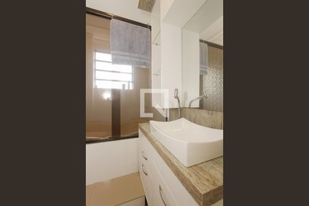 Banheiro social de apartamento à venda com 1 quarto, 51m² em Floresta, Porto Alegre