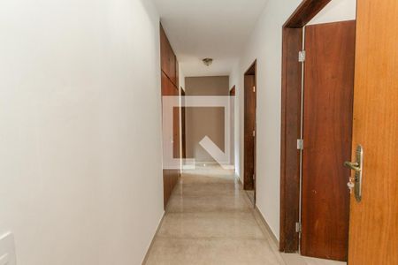 Casa para alugar com 1080m², 7 quartos e 8 vagas Casa para alugar com 1080m², 7 quartos e 8 vagasCorredor intimo