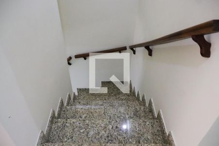 Escada de casa para alugar com 2 quartos, 140m² em Conjunto Residencial Jardim Canaã, São Paulo