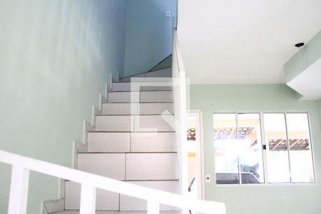 Escada de casa de condomínio para alugar com 2 quartos, 63m² em Vila Curuçá, São Paulo