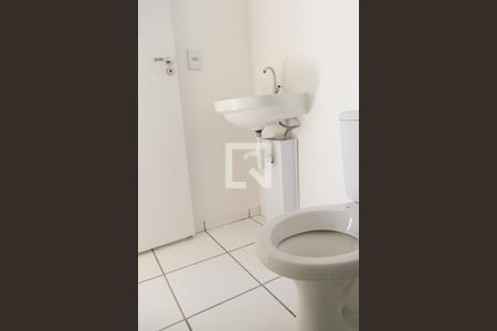 Banheiro de kitnet/studio para alugar com 2 quartos, 40m² em Vila Mira, São Paulo