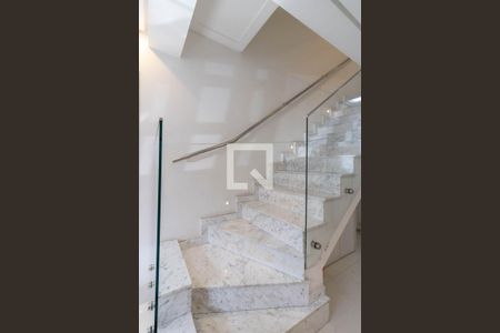 Casa à venda com 200m², 3 quartos e 5 vagas Casa à venda com 200m², 3 quartos e 5 vagasEscada