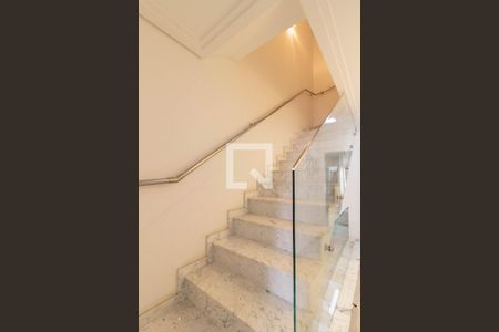 Casa à venda com 200m², 3 quartos e 5 vagas Casa à venda com 200m², 3 quartos e 5 vagasEscada