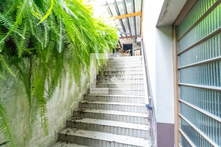 Casa para alugar com 250m², 4 quartos e 4 vagas Casa para alugar com 250m², 4 quartos e 4 vagasEscada