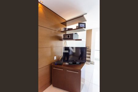 Rack com Televisão de apartamento à venda com 1 quarto, 110m² em Cruzeiro, Belo Horizonte