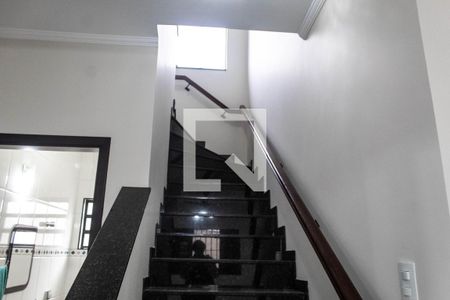 Escada de casa de condomínio para alugar com 5 quartos, 250m² em Jardim Virginia, Guarujá