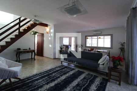 Casa à venda com 319m², 3 quartos e 5 vagasSala