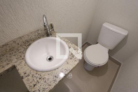 Lavabo de casa de condomínio para alugar com 2 quartos, 54m² em Vila Pierina, São Paulo