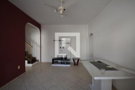 Sala de casa para alugar com 6 quartos, 280m² em Brás de Pina, Rio de Janeiro