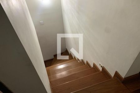 Casa para alugar com 340m², 3 quartos e 7 vagas Casa para alugar com 340m², 3 quartos e 7 vagasEscada