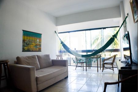 Sala com varanda de apartamento para alugar com 1 quarto, 53m² em Armação, Salvador