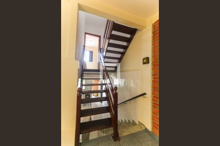 Escada de casa à venda com 6 quartos, 269m² em Jardim Monte Alegre, Taboão da Serra