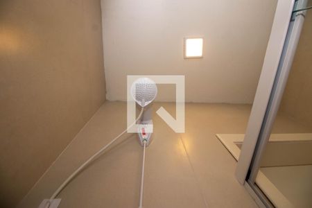 Banheiro de kitnet/studio para alugar com 1 quarto, 17m² em Rio Branco, Porto Alegre