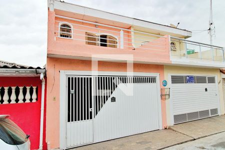 Casa à venda com 210m², 3 quartos e 2 vagas Casa à venda com 210m², 3 quartos e 2 vagasFachada