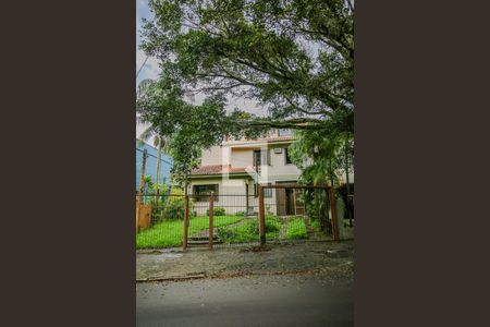 Casa de condomínio à venda com 220m², 5 quartos e 2 vagas Casa de condomínio à venda com 220m², 5 quartos e 2 vagasFachada da casa