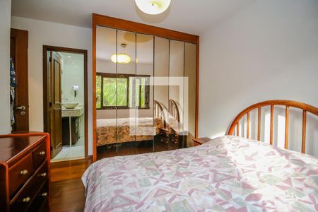 Casa de condomínio à venda com 220m², 5 quartos e 2 vagas Casa de condomínio à venda com 220m², 5 quartos e 2 vagasQuarto 1