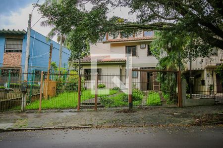 Casa de condomínio à venda com 220m², 5 quartos e 2 vagas Casa de condomínio à venda com 220m², 5 quartos e 2 vagasFachada da casa