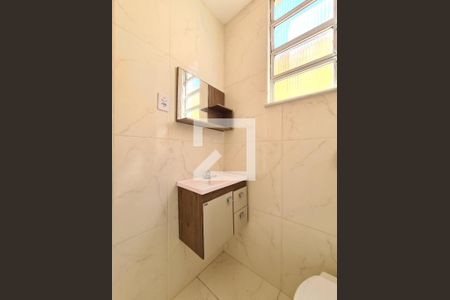 Banheiro de kitnet/studio para alugar com 1 quarto, 40m² em Pilares, Rio de Janeiro