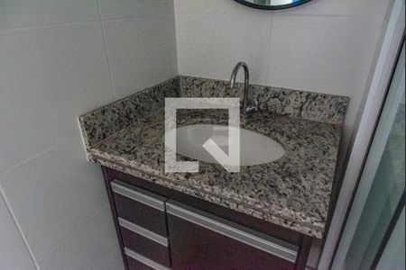 Banheiro de kitnet/studio para alugar com 1 quarto, 28m² em Liberdade, São Paulo