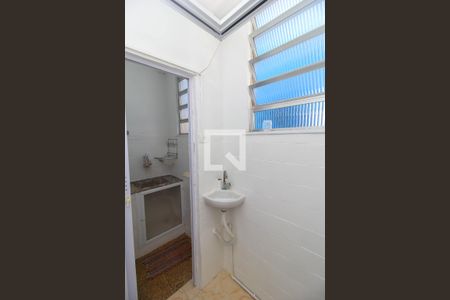 Banheiro de kitnet/studio para alugar com 1 quarto, 30m² em Botafogo, Rio de Janeiro