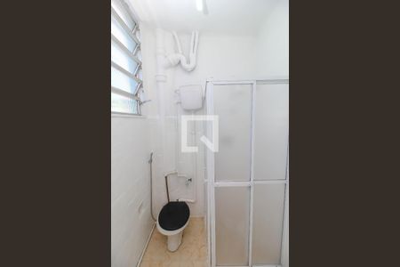 Banheiro de kitnet/studio para alugar com 1 quarto, 30m² em Botafogo, Rio de Janeiro