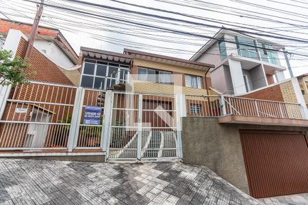 Casa à venda com 345m², 4 quartos e 4 vagas Casa à venda com 345m², 4 quartos e 4 vagasFachada