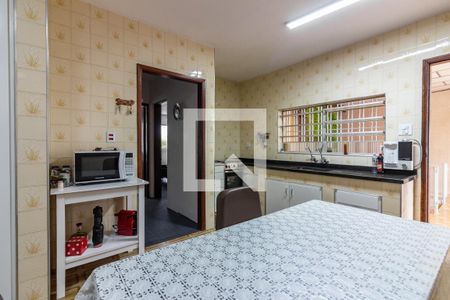 Casa à venda com 345m², 4 quartos e 4 vagas Casa à venda com 345m², 4 quartos e 4 vagasCozinha