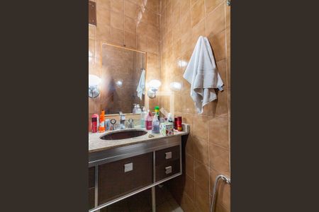 Casa à venda com 345m², 4 quartos e 4 vagas Casa à venda com 345m², 4 quartos e 4 vagasBanheiro