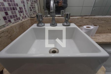 Banheiro social  de apartamento à venda com 3 quartos, 68m² em Piraporinha, Diadema