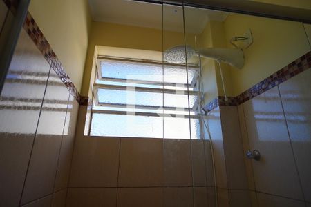 Banheiro de apartamento à venda com 1 quarto, 60m² em São João, Porto Alegre