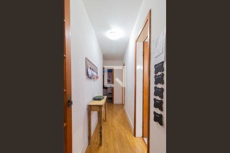 Casa à venda com 385m², 5 quartos e 9 vagas Casa à venda com 385m², 5 quartos e 9 vagasCorredor