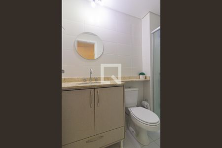 Banheiro de kitnet/studio para alugar com 1 quarto, 36m² em Centro, Curitiba