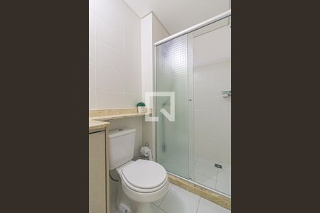 Banheiro de kitnet/studio para alugar com 1 quarto, 36m² em Centro, Curitiba