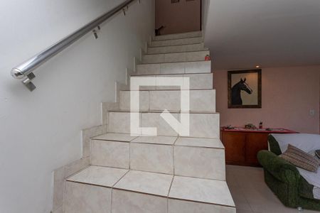 Escada para os quartos  de casa à venda com 3 quartos, 258m² em Taboão, Diadema