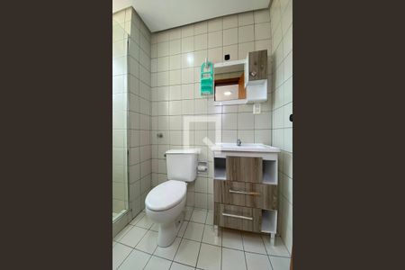 Banheiro de kitnet/studio para alugar com 1 quarto, 28m² em Centro, São Leopoldo