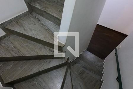 Casa à venda com 146m², 3 quartos e 2 vagas Casa à venda com 146m², 3 quartos e 2 vagasEscadas