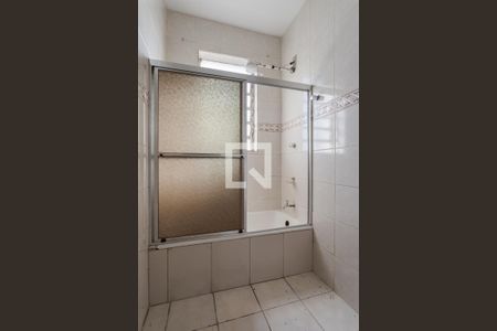 Banheiro de kitnet/studio para alugar com 1 quarto, 35m² em São João, Porto Alegre
