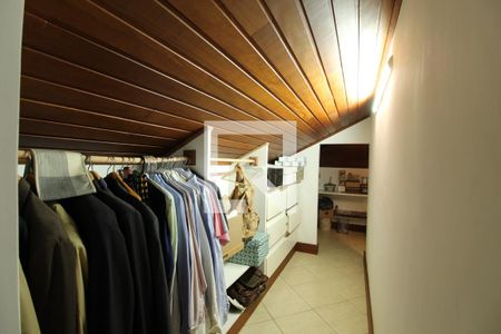 Casa à venda com 769m², 5 quartos e 4 vagas Casa à venda com 769m², 5 quartos e 4 vagasSotão