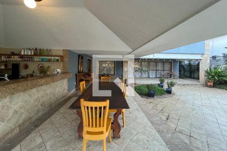 Casa à venda com 769m², 5 quartos e 4 vagas Casa à venda com 769m², 5 quartos e 4 vagasEspaço Gourmet