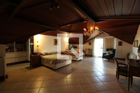 Casa à venda com 769m², 5 quartos e 4 vagas Casa à venda com 769m², 5 quartos e 4 vagasSotão