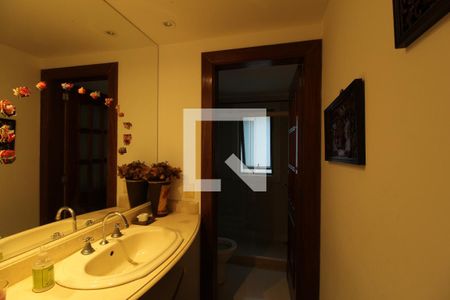 Casa à venda com 769m², 5 quartos e 4 vagas Casa à venda com 769m², 5 quartos e 4 vagasBanheiro Social