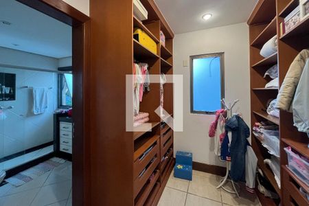 Casa à venda com 769m², 5 quartos e 4 vagas Casa à venda com 769m², 5 quartos e 4 vagasCloset - Suíte 4