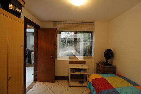 Casa à venda com 769m², 5 quartos e 4 vagas Casa à venda com 769m², 5 quartos e 4 vagasQuarto de Serviço